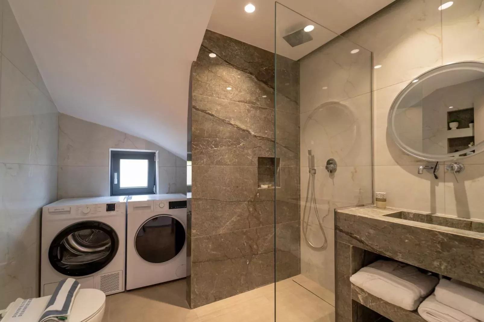 Diamond Villa with swimming pool-Badkamer