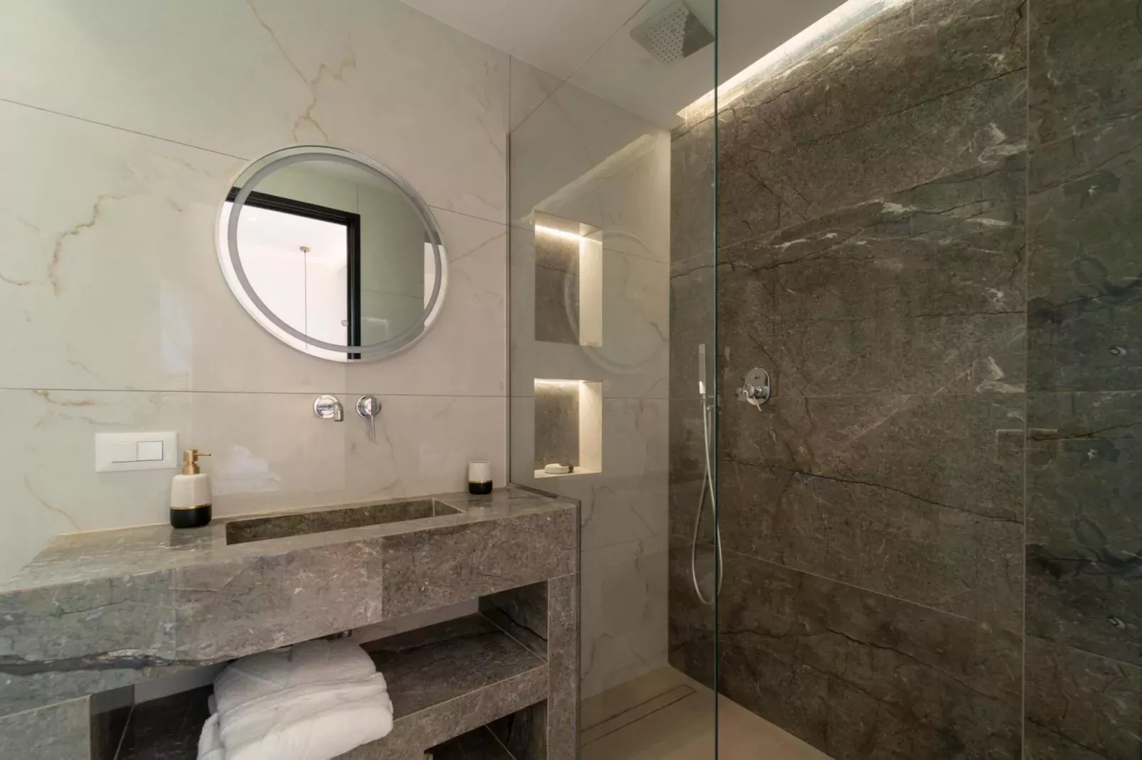 Diamond Villa with swimming pool-Badkamer