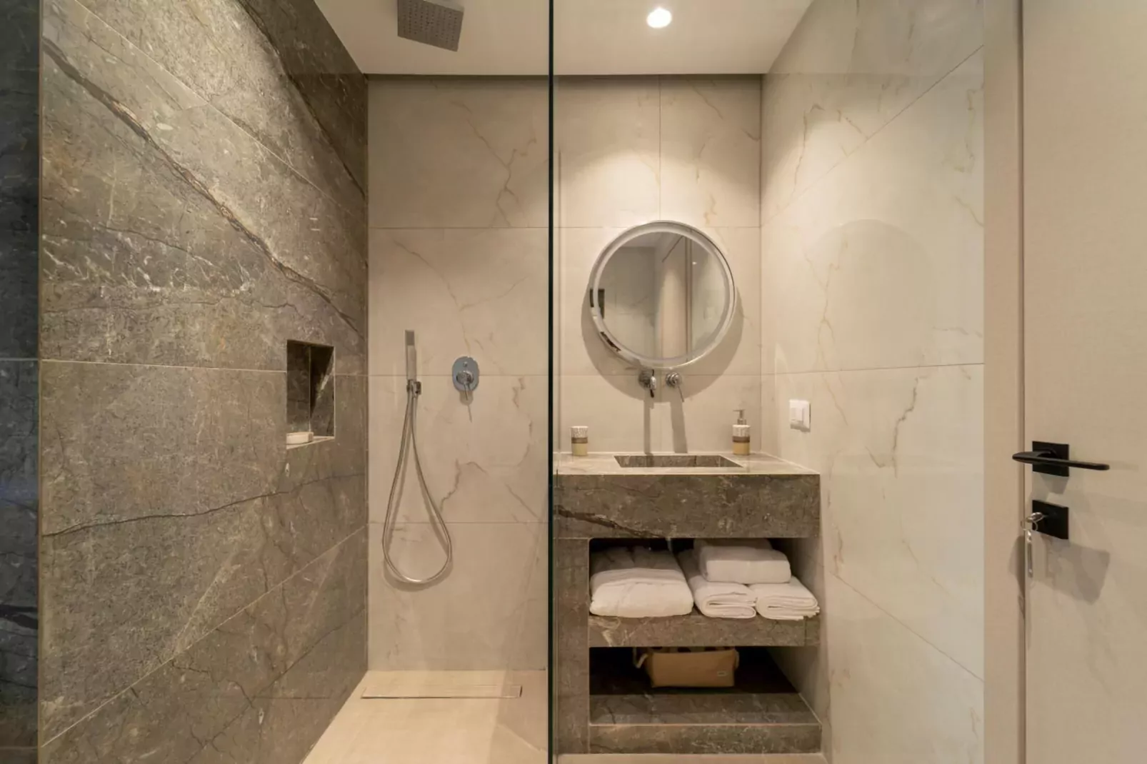 Diamond Villa with swimming pool-Badkamer