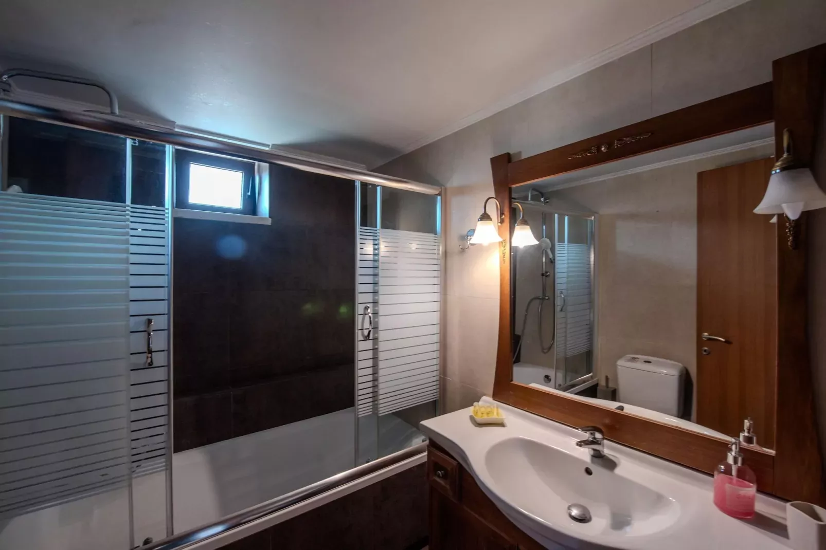 Villa Vilana with private pool-Badkamer