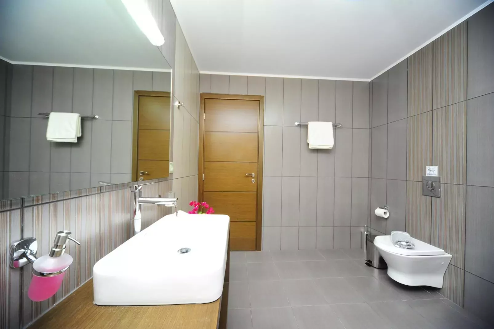 Villa Orsalia with private pool-Badkamer
