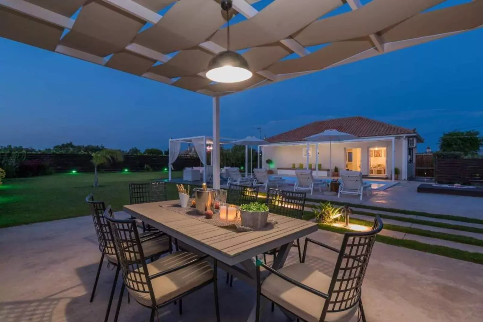 Madini Luxury villa with private Heated pool-Eetkamer