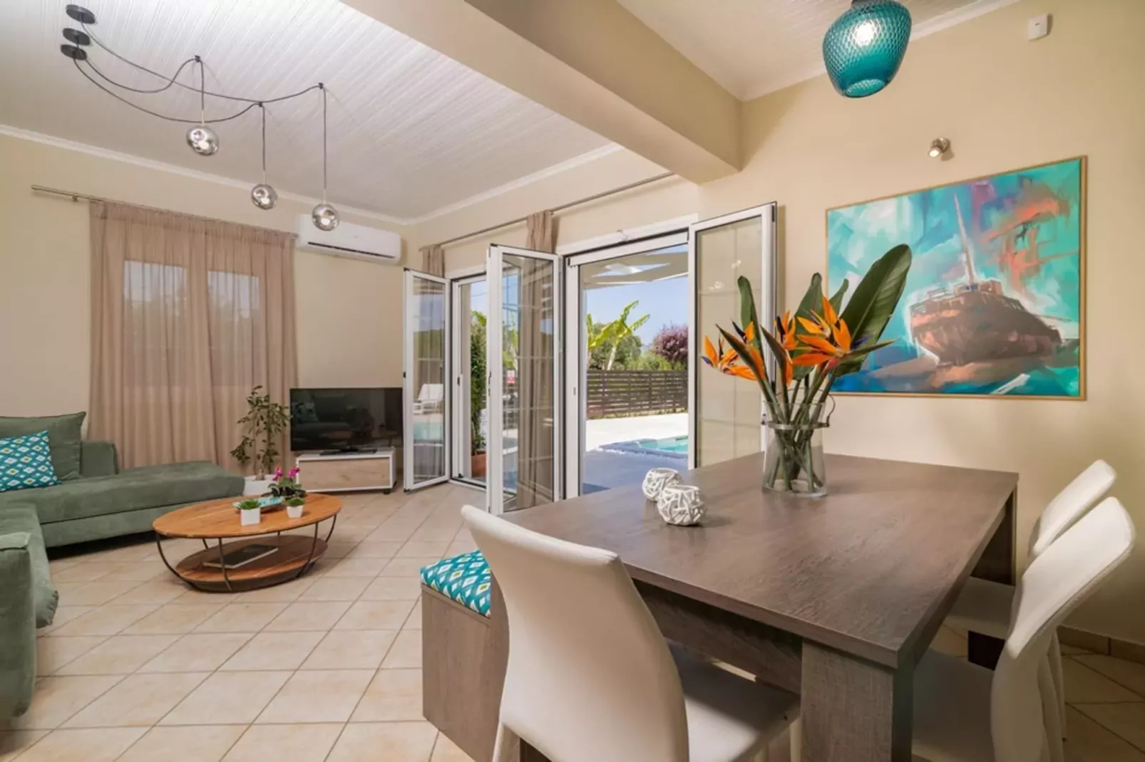 Madini Luxury villa with private Heated pool-Eetkamer