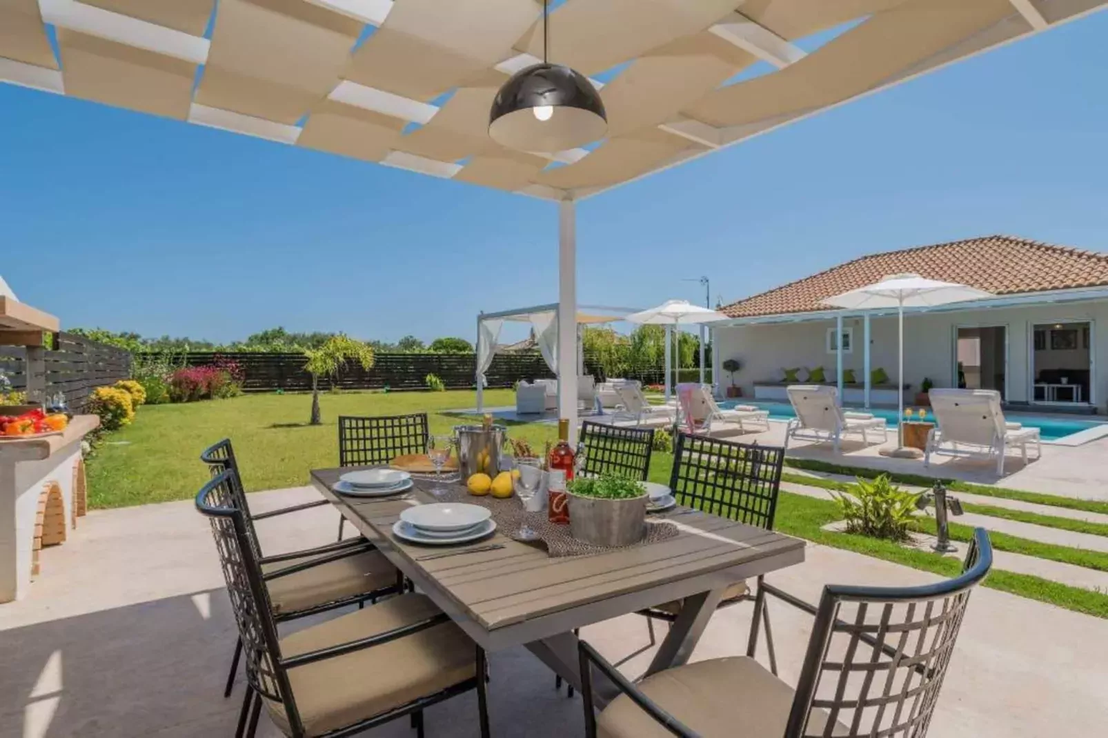 Madini Luxury villa with private Heated pool-Eetkamer