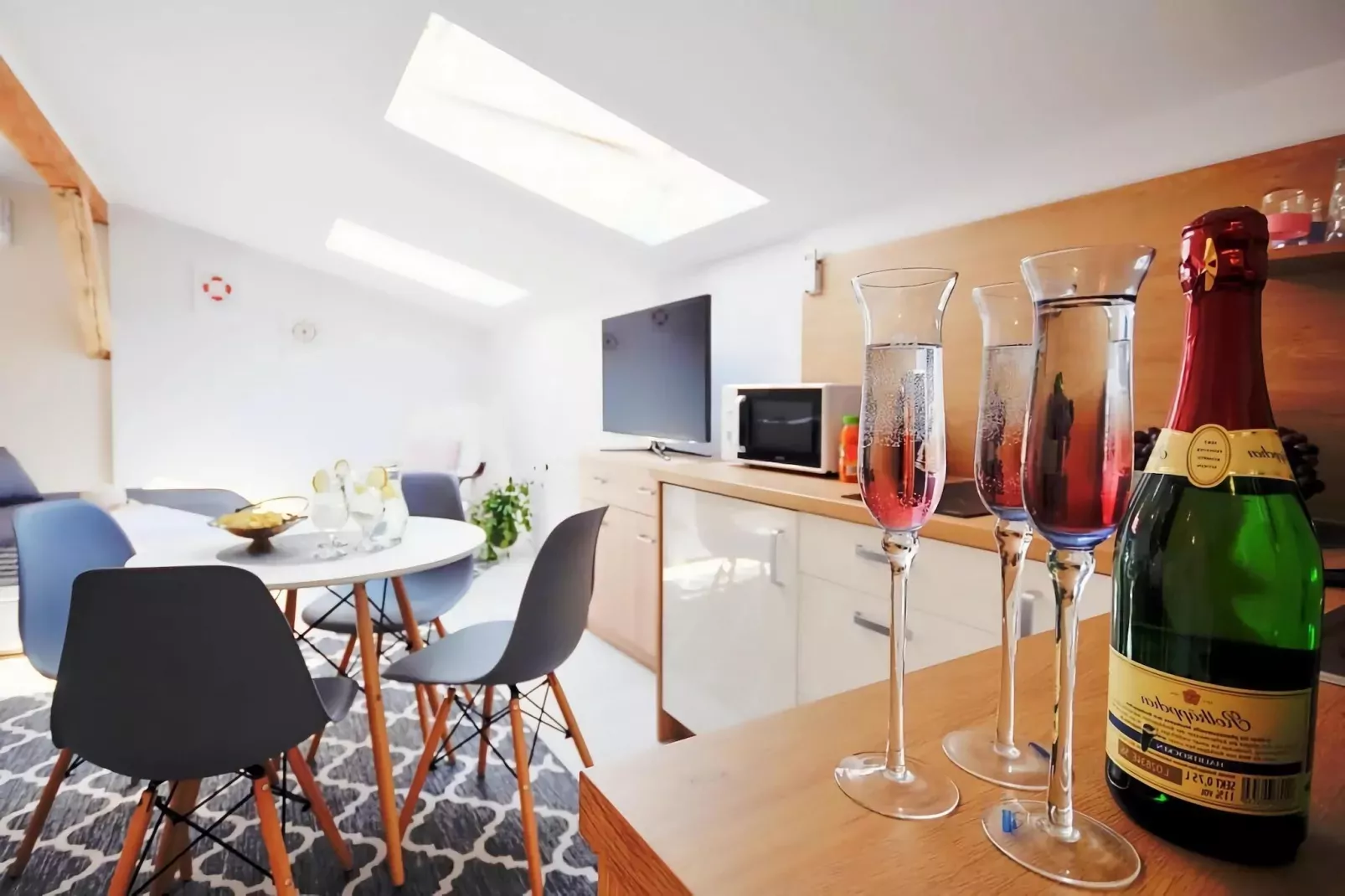 Studio 3-osobowe nr 1 30 m2 na poddaszu Ustronie Morskie-Eetkamer