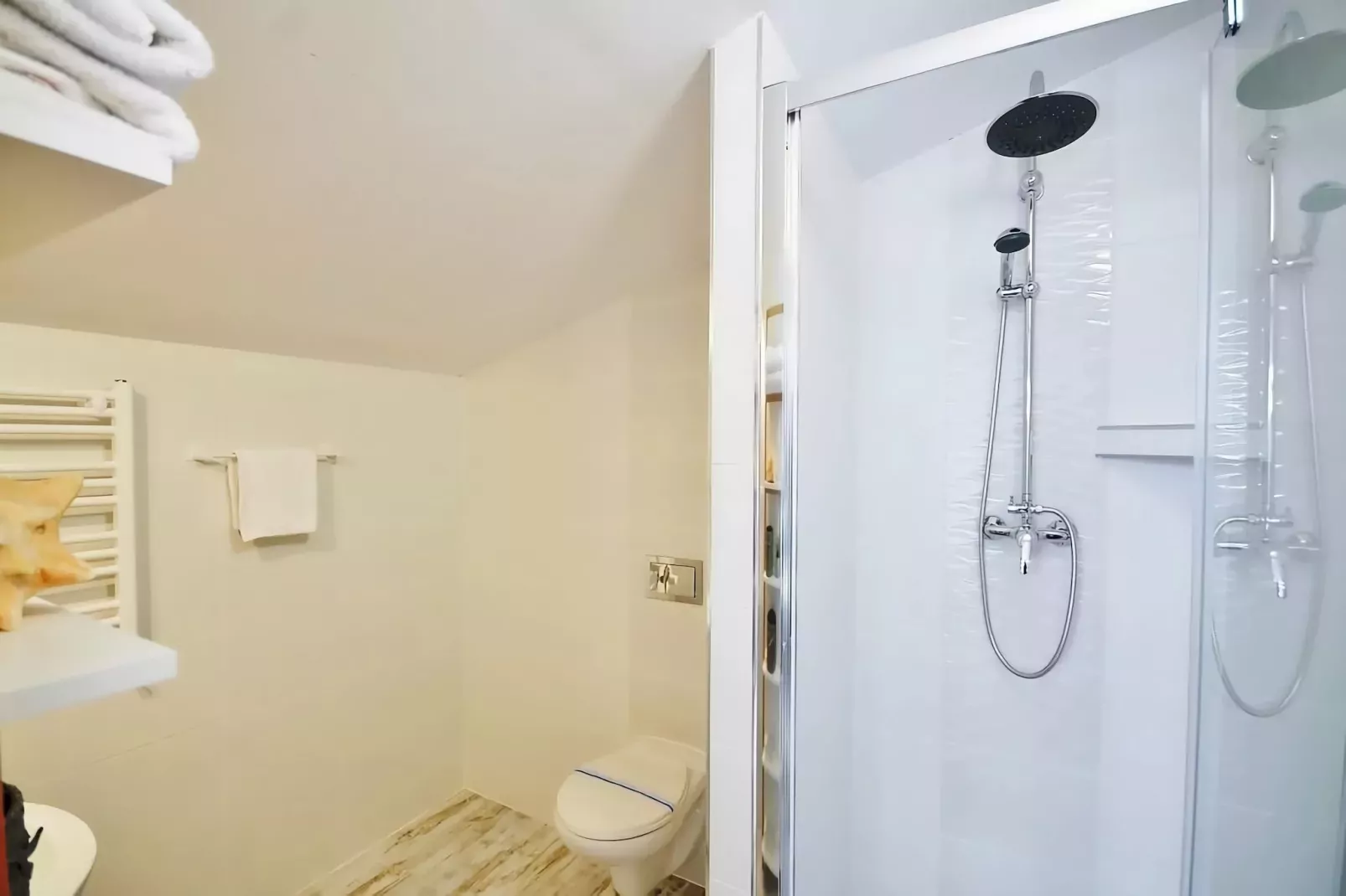 Studio 3-osobowe nr 1 30 m2 na poddaszu Ustronie Morskie-Badkamer