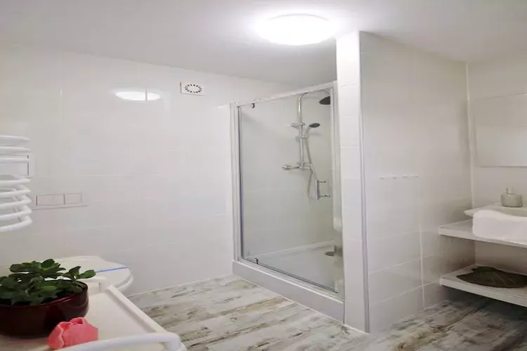Studio 2-osobowe nr 3 16 m2 na poddaszu Ustronie Morskie-Badkamer