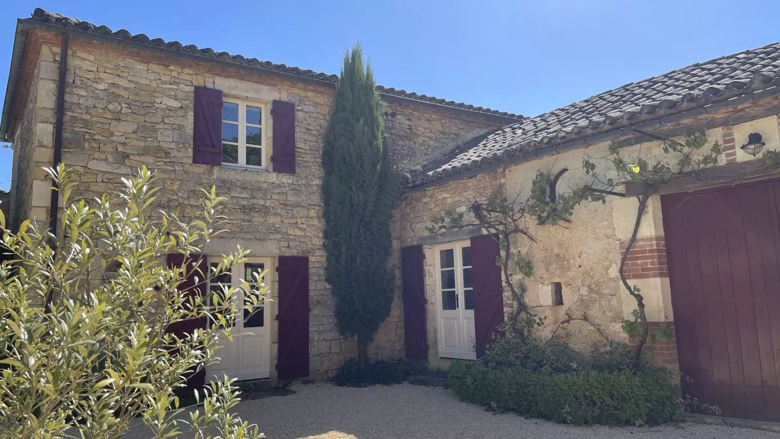 Petit gite Saint Martin le Redon-Buitenkant zomer