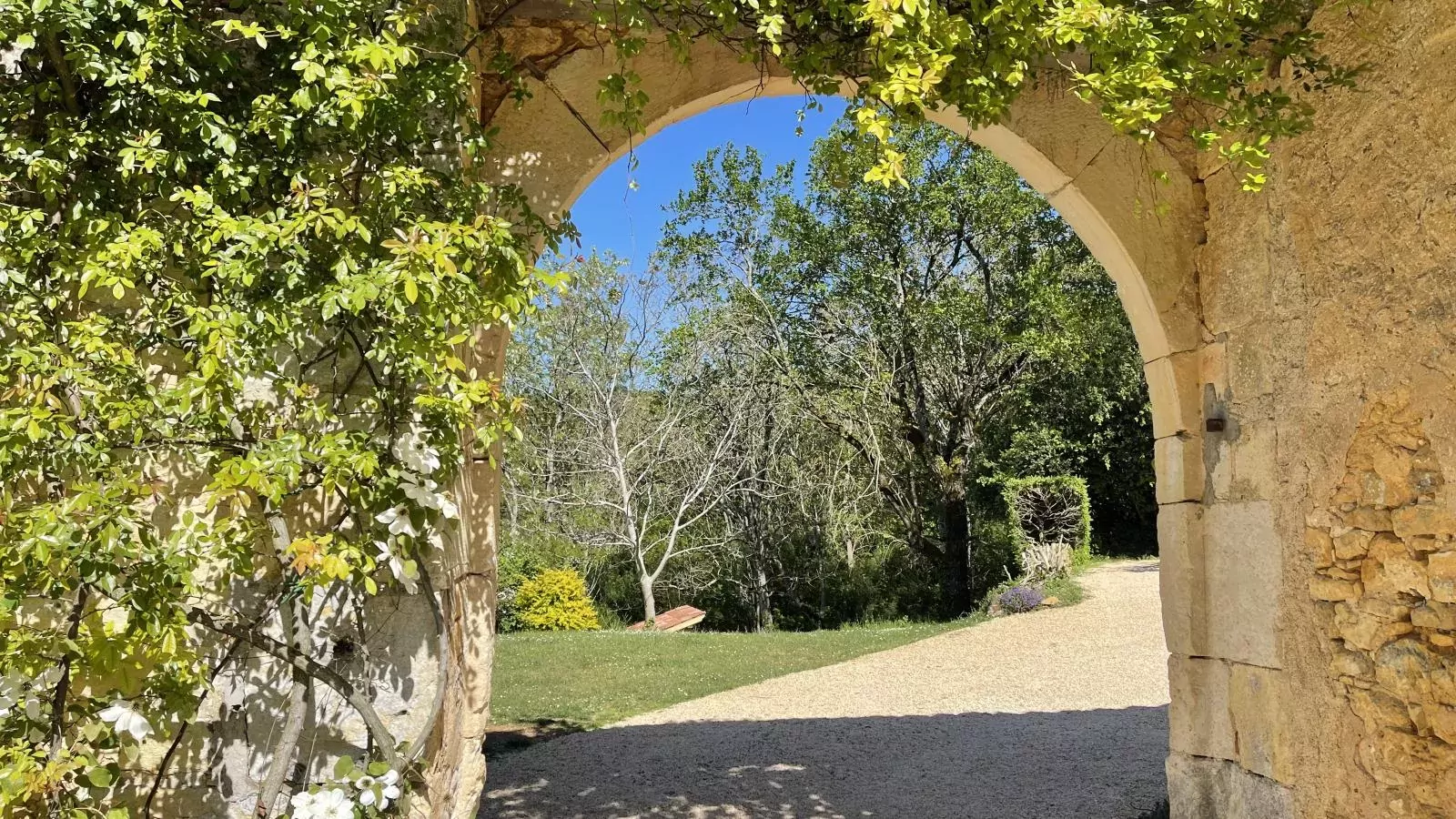 Petit gite Saint Martin le Redon-Tuinen zomer