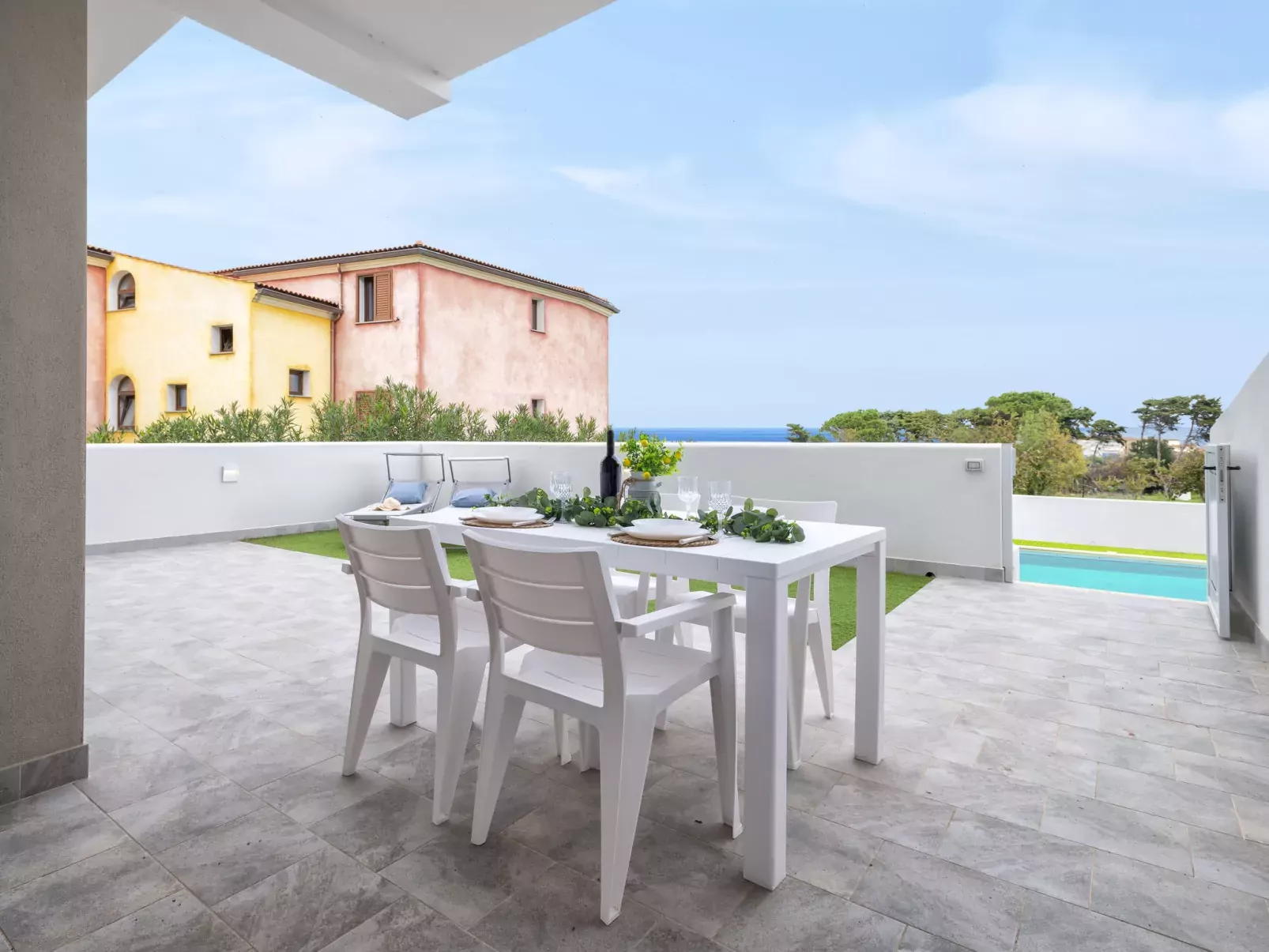 La terrazza sulla piscina