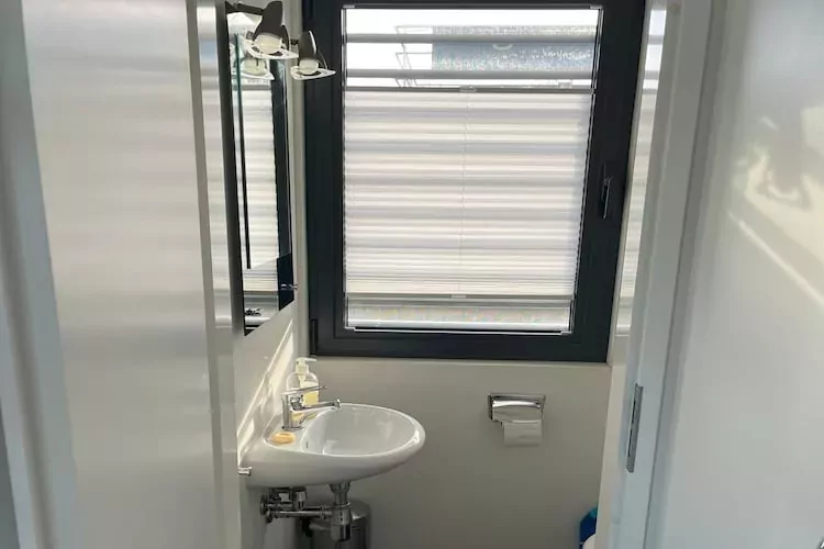 Floating 44 / Boot 4 / 3 Personen-Badkamer