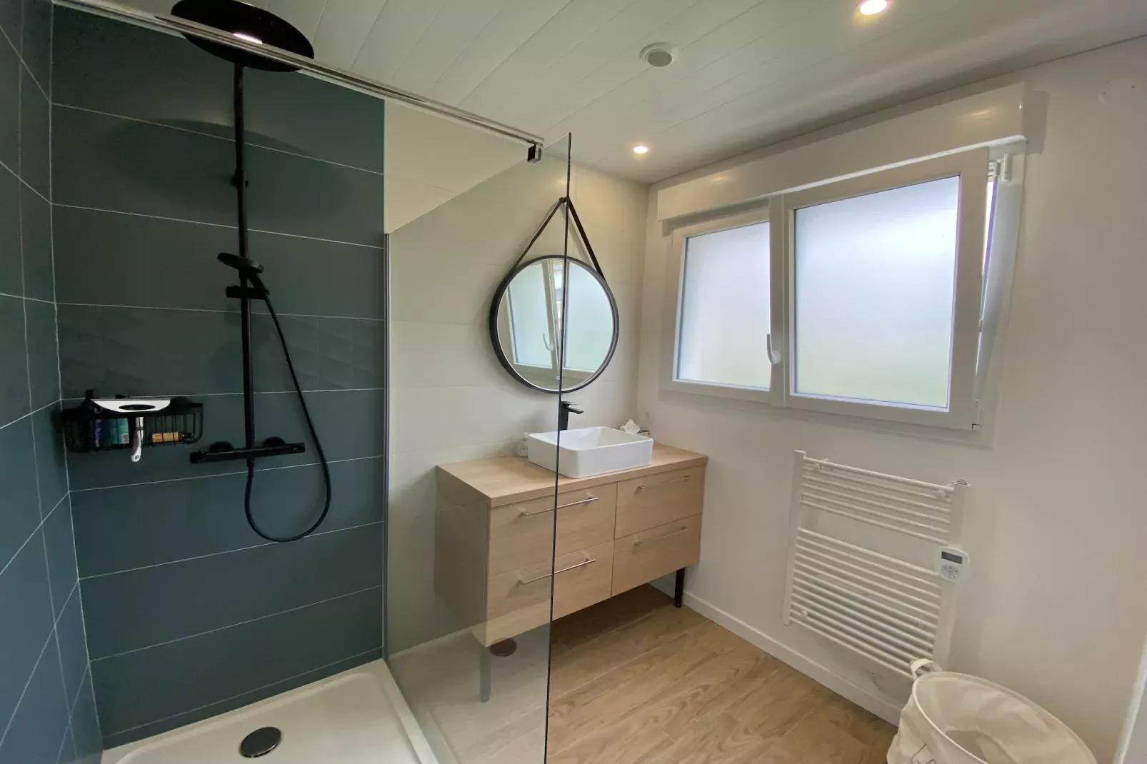 Mooi vakantiehuis met uitzicht op zee-Badkamer