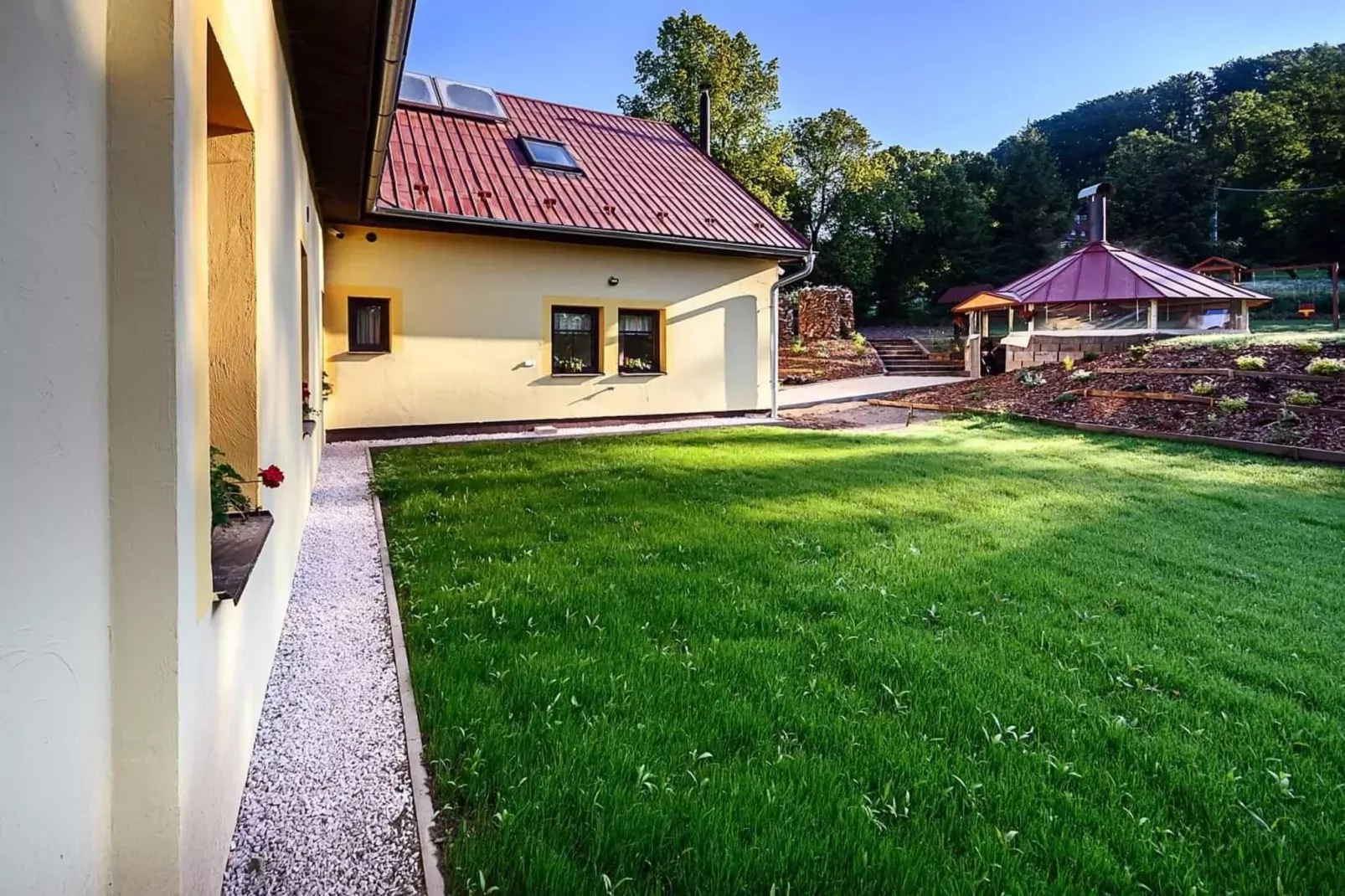 Luxe Villa in Bernartice, ook voor groepen KKH045-Tuinen zomer