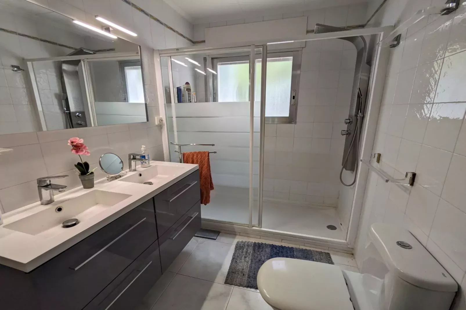 STA. MONICA 3A Roses-Badkamer