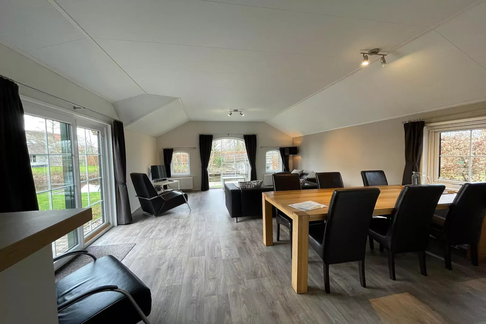 Boerderijchalet nr1-Eetkamer