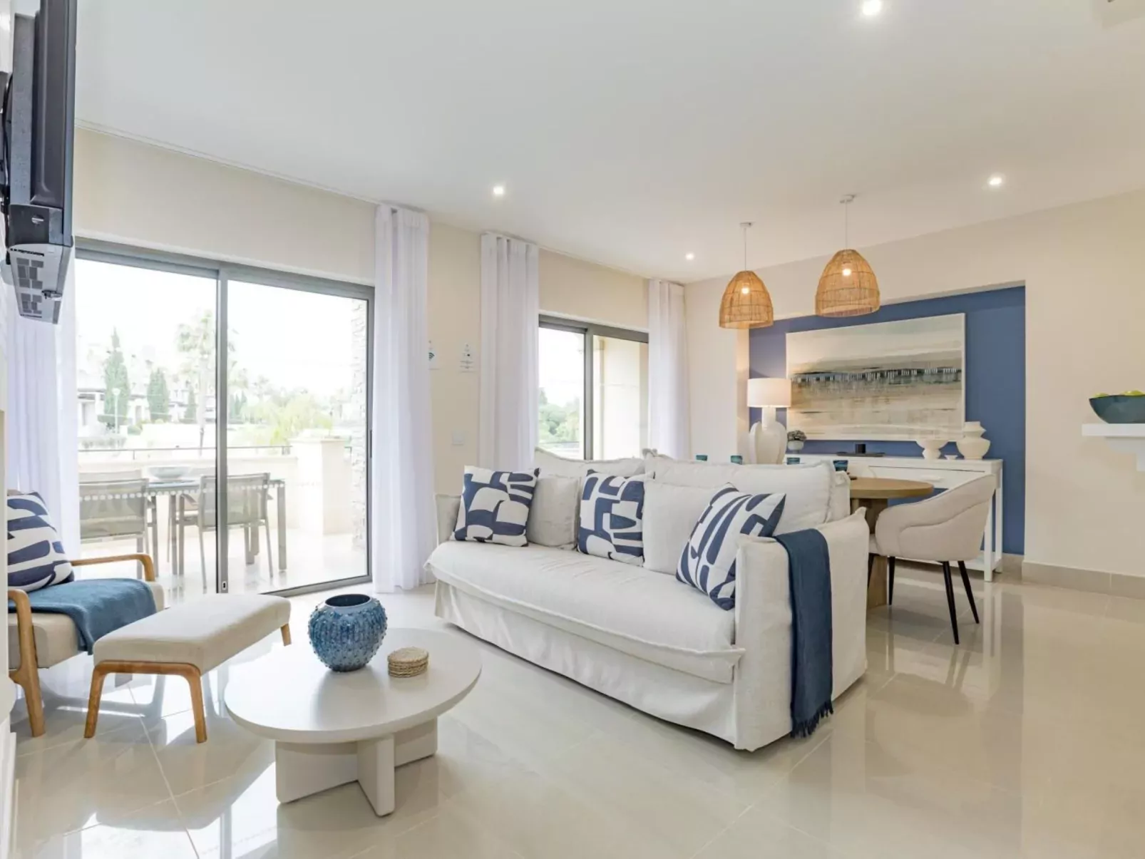Pine Hills Reva Santuary Modern Elegance-Binnen