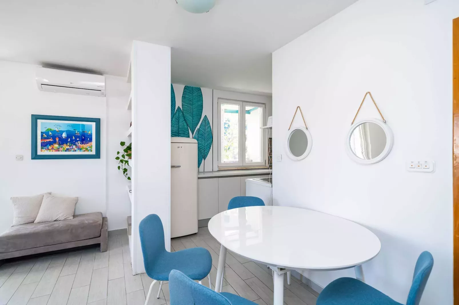 Apartment Radovan - One-Bedroom Apartment with Balcony and Sea View-Eetkamer