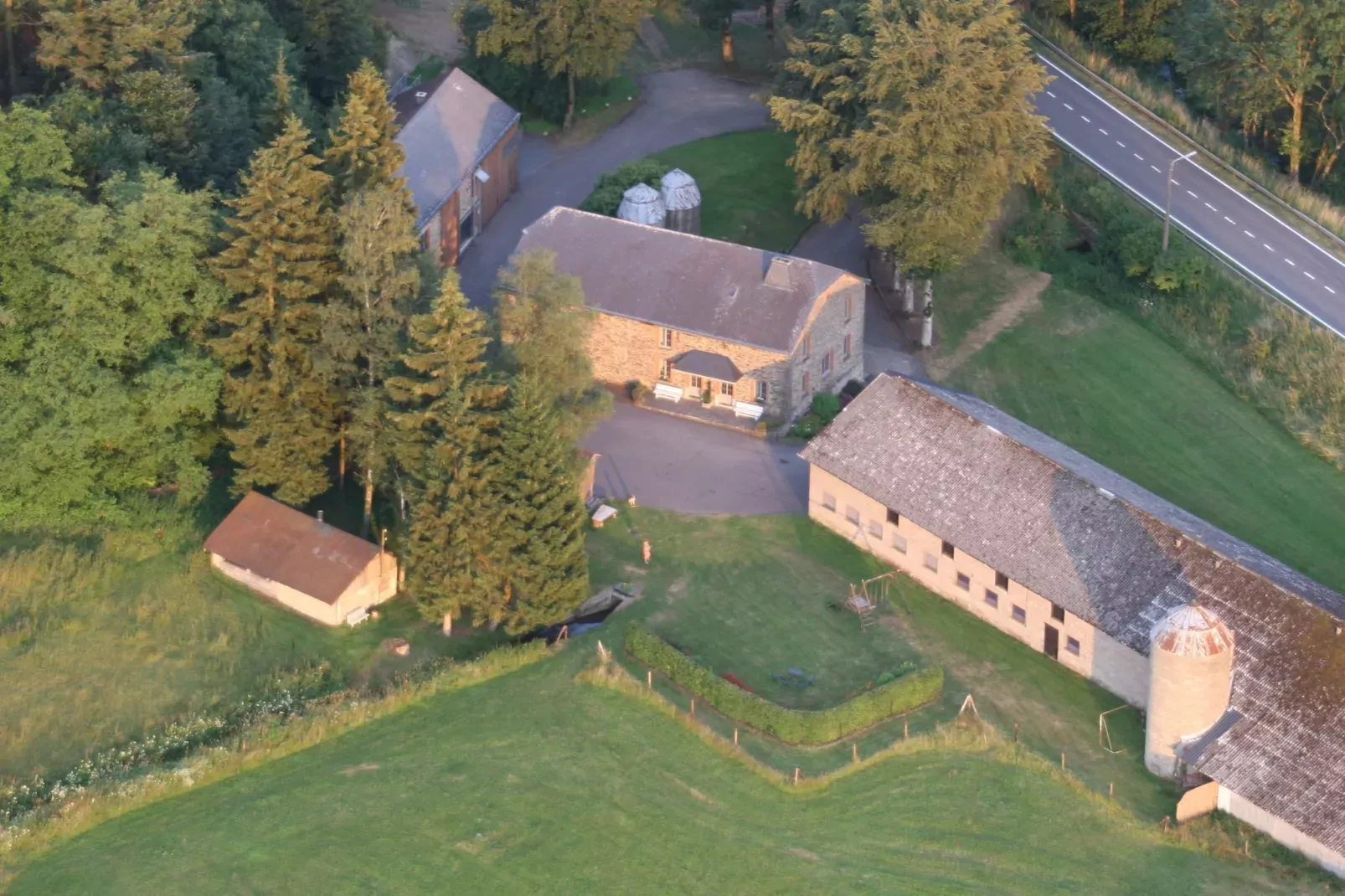 Le Moulin d'Halconreux-Buitenkant zomer