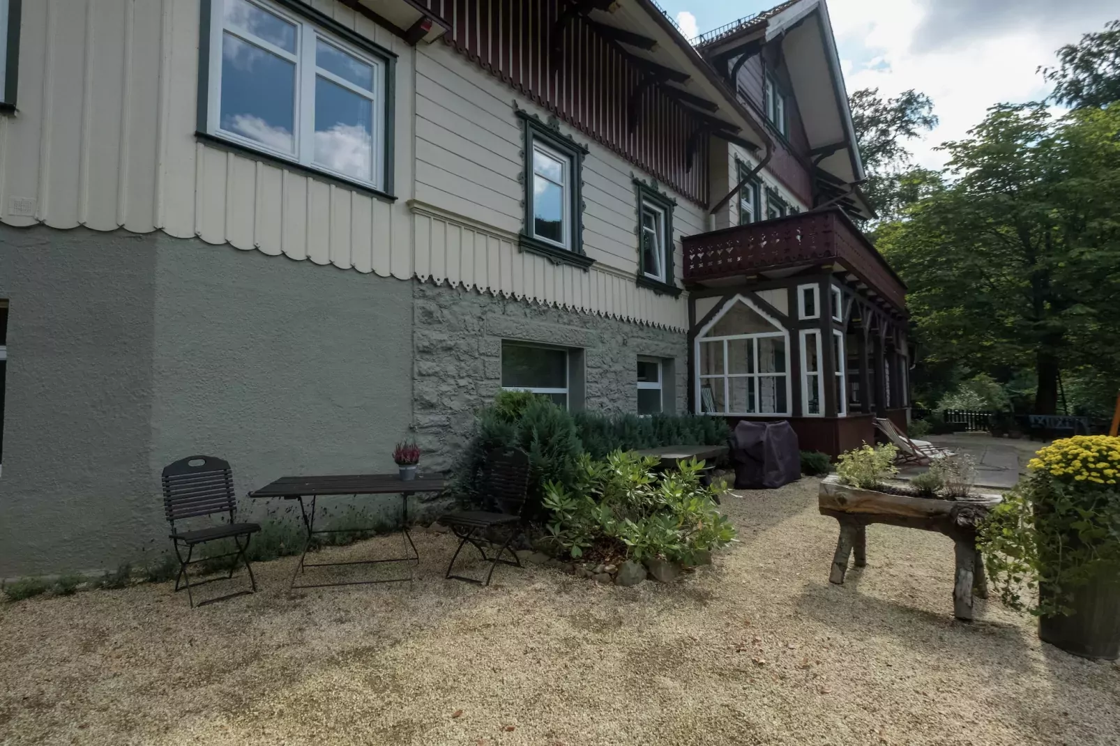 Historisches Waldhaus-Buitenkant zomer