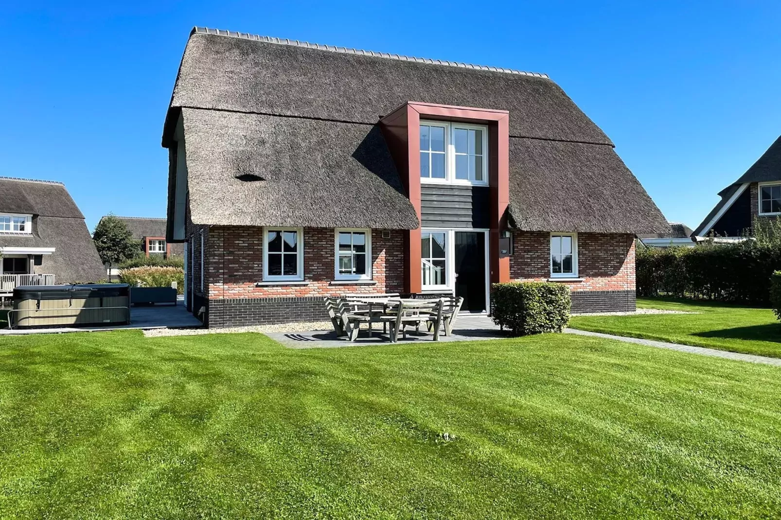 Friese Meren Villa's 15-Buitenkant zomer