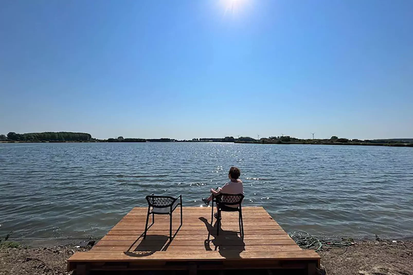 Lake view villa met zwem- vissteiger-Uitzicht zomer