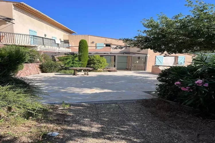 Villa Le Mas des Cerises-Buitenkant zomer