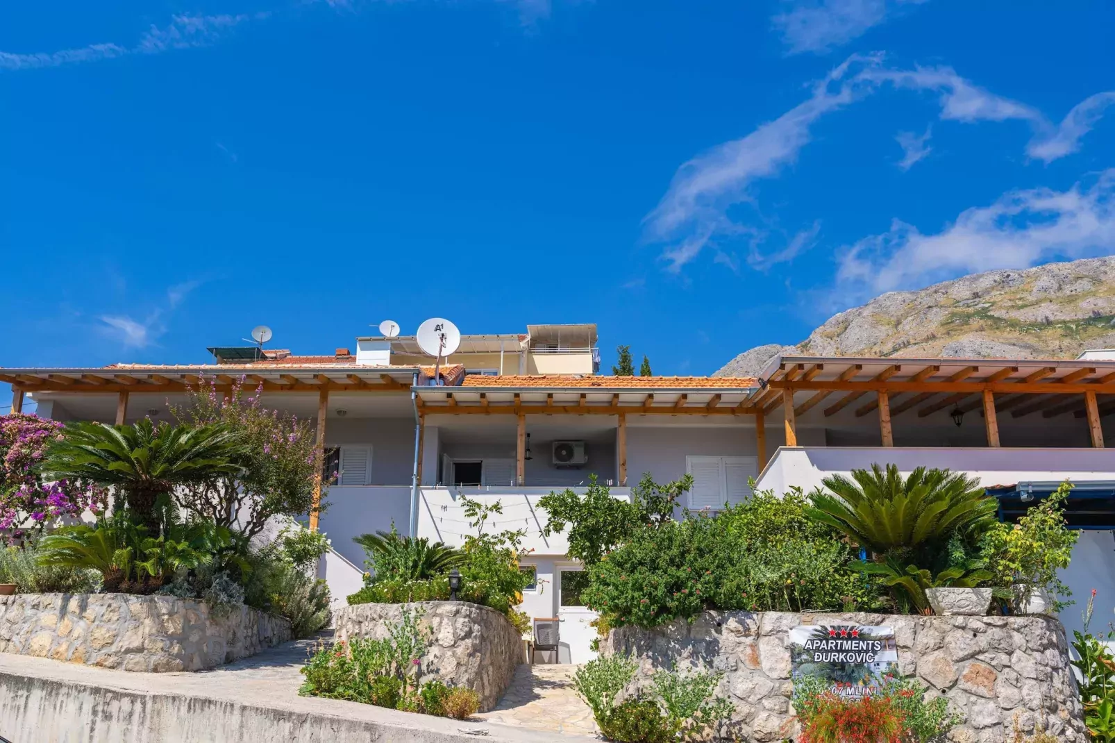 Apartments Djurkovic - One-Bedroom Apartment with Shared Terrace and Sea View-Buitenlucht