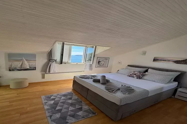 Indy's Beach Apartments -Two Bedroom Apartment with Balcony and Sea View-Slaapkamer