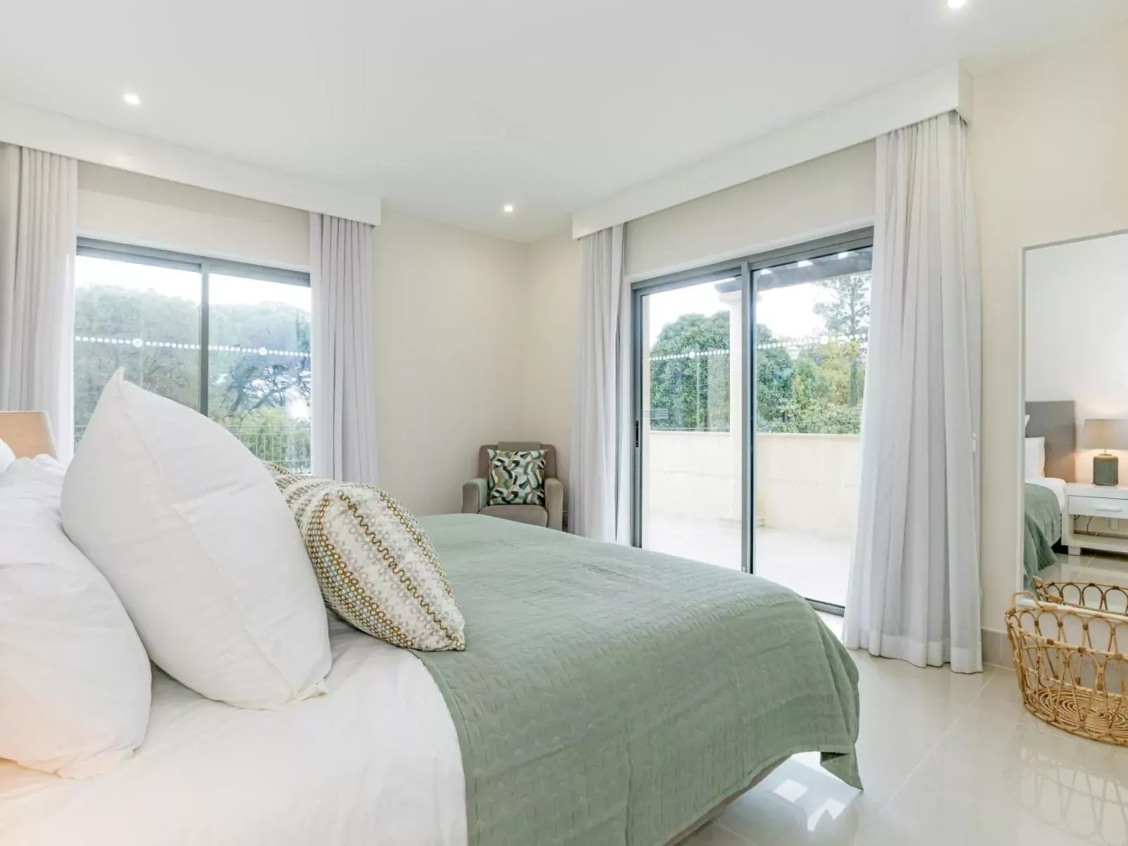 Pine Hills Reva Santuary Modern Elegance-Binnen