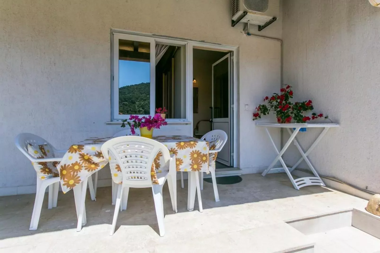 Apartments Elelu - Two-Bedroom Apartment with Terrace
