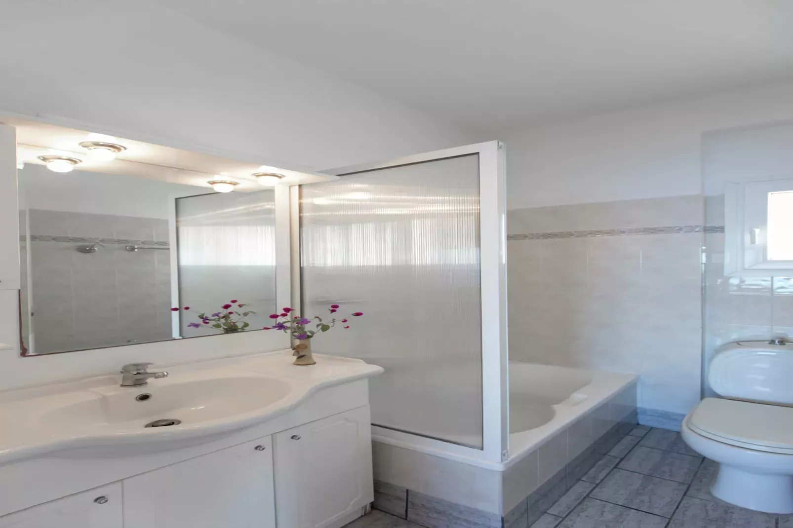 Villa Vasiliki-Badkamer