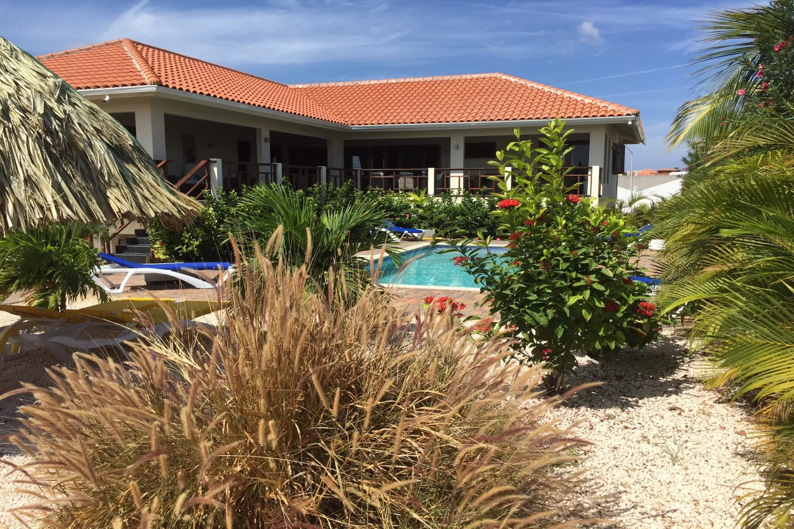 Villa Sonrisa Vista Royal-Buitenkant zomer