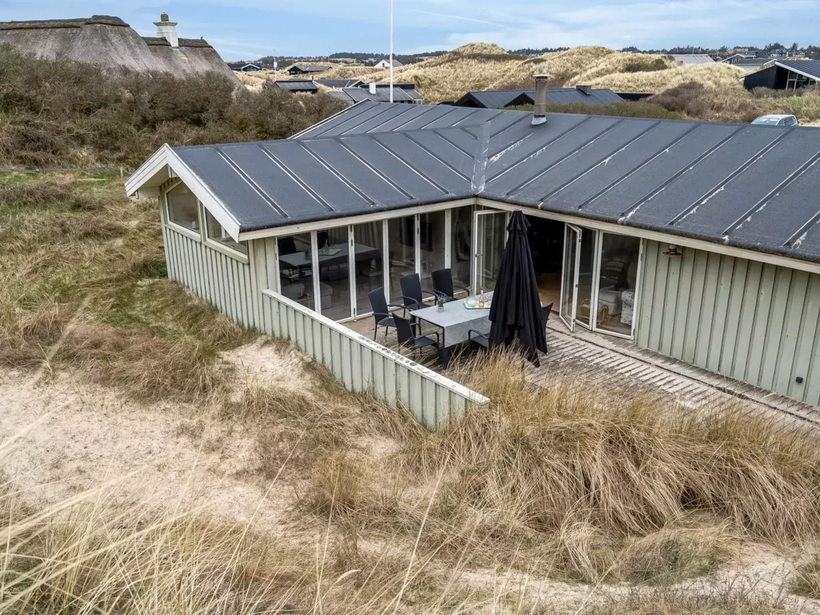 "Erwith" - 50m from the sea-Buiten