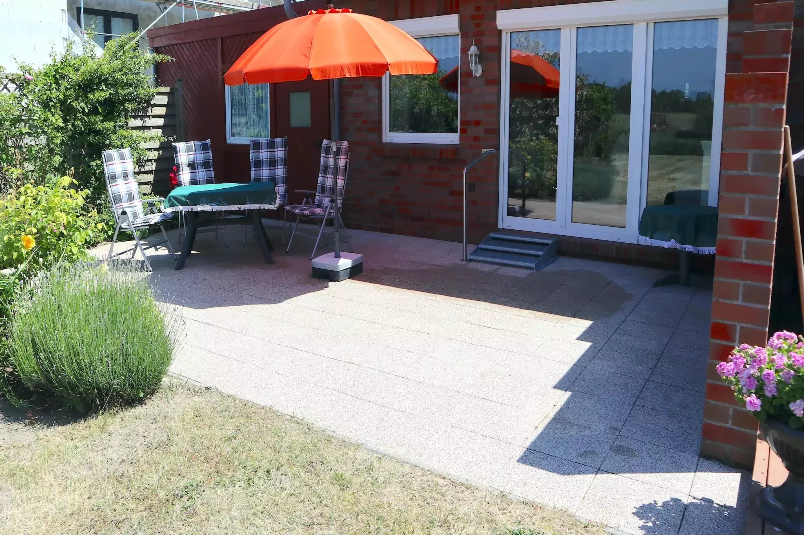 Schönes Ferienhaus in Alt Bukow-Terrasbalkon