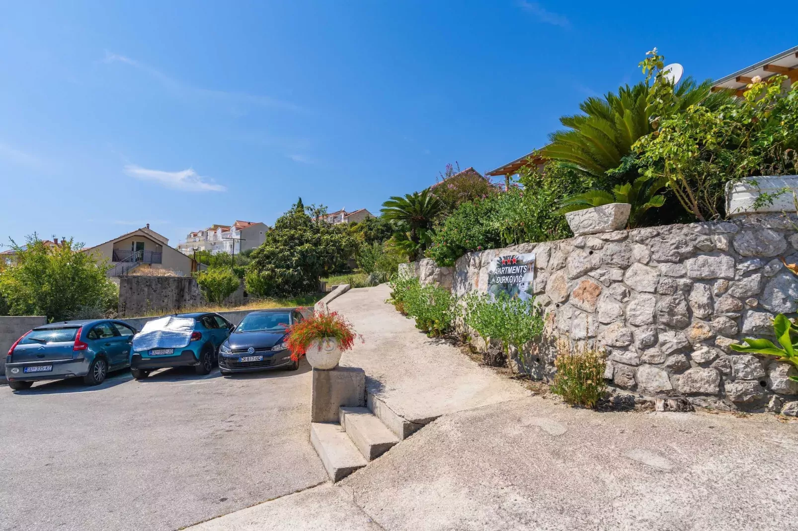 Apartments Djurkovic - Two-Bedroom Apartment with Shared Terrace and Sea View-Buitenlucht