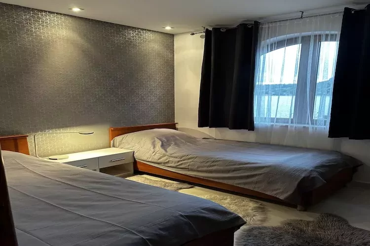 Apartment Frankie's Place - Two-Bedroom Apartment with Terrace and Sea View-Slaapkamer