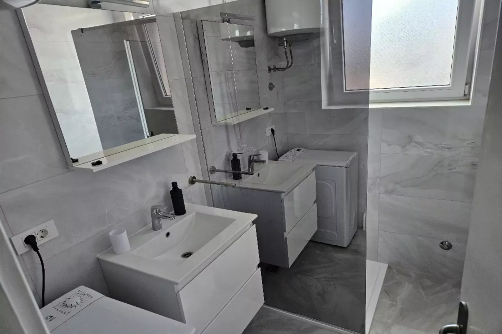 Apartments Amalia - Two Bedroom Apartment with Roofed Terrace (Amalia 2)-Badkamer