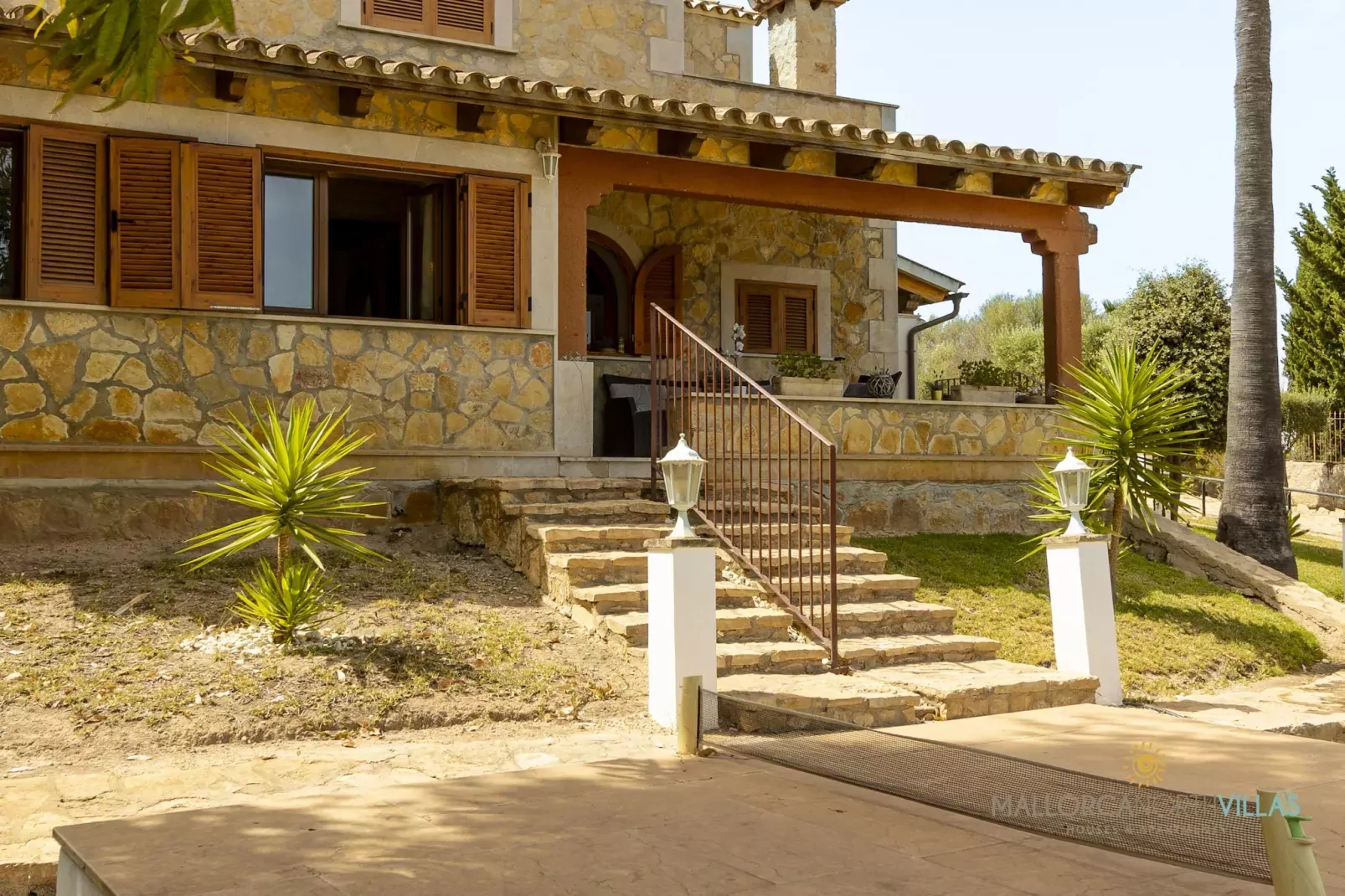 Villa Alejandra con piscina privada y gran jardín-Buitenkant zomer