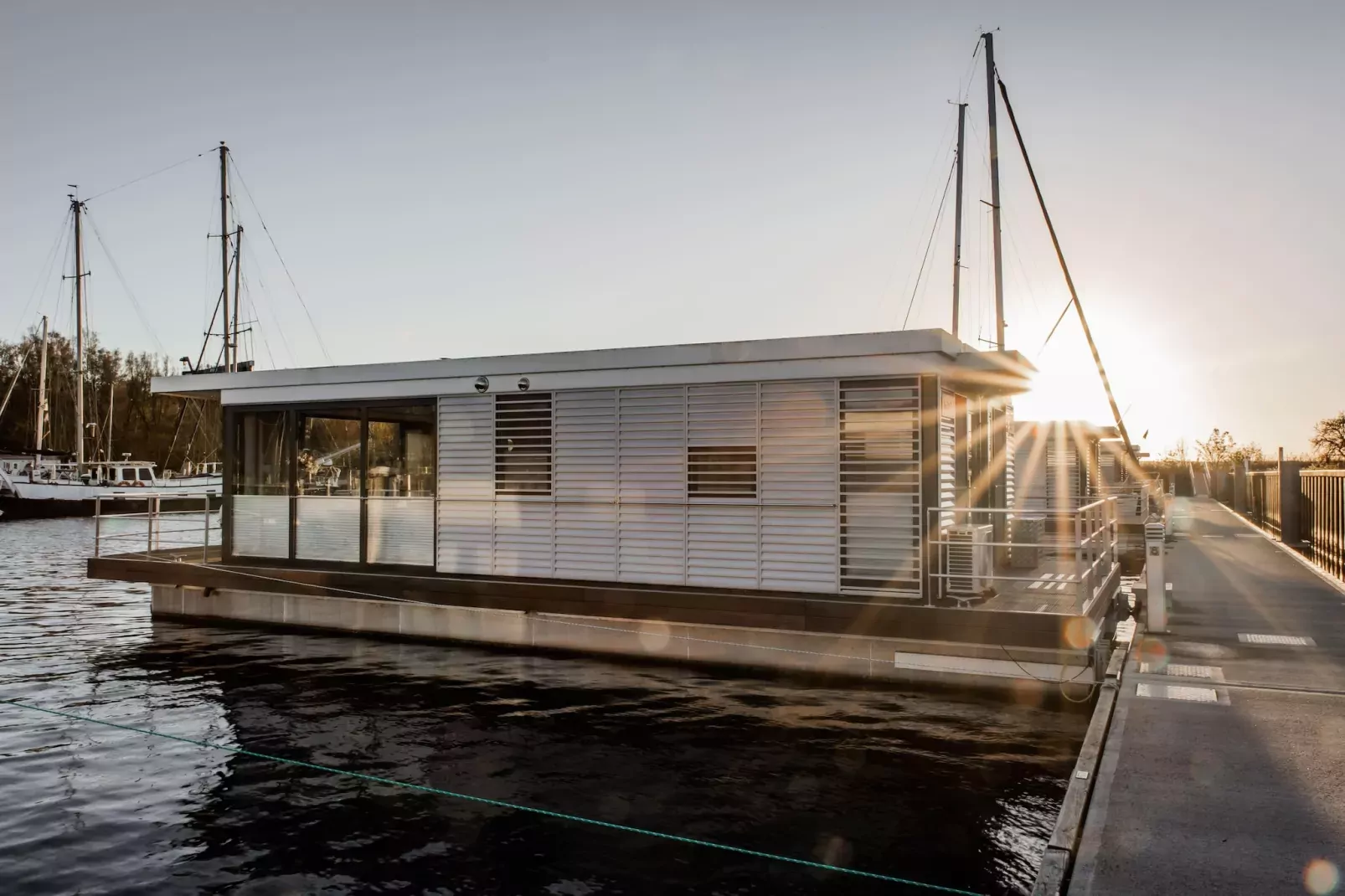 Hausboot in Peenemünde-Buitenkant zomer
