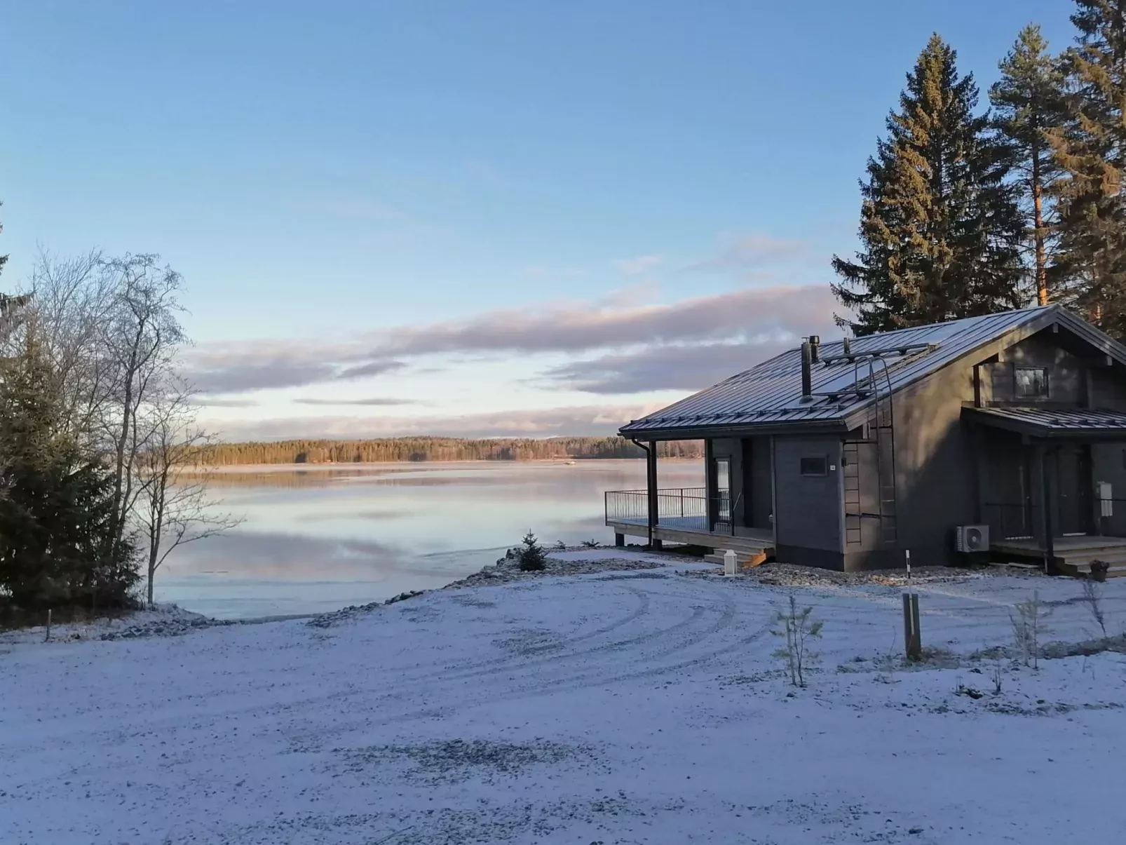 Lakeside villa-Buiten