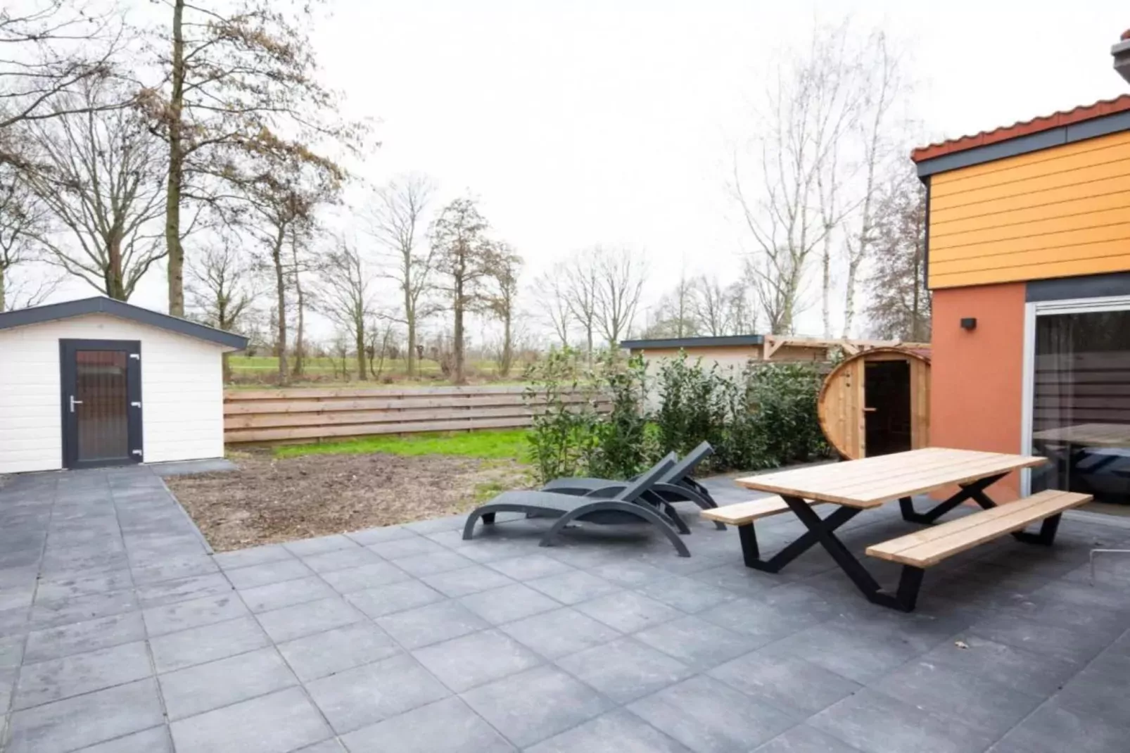Premium bungalow – max 4 personen – nummer 80-Terrasbalkon