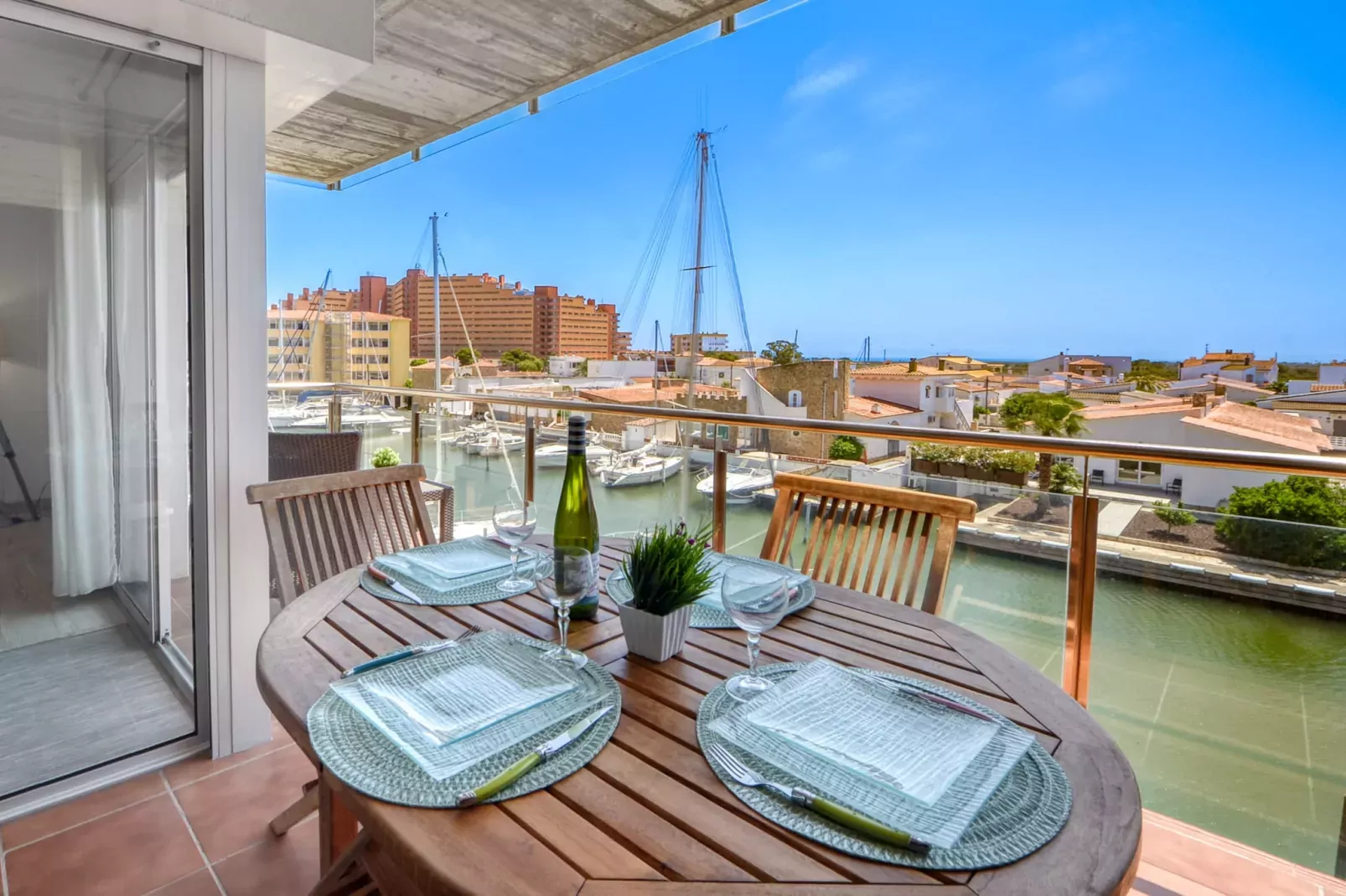 MARINES GARBI  2 8 Roses-Terrasbalkon