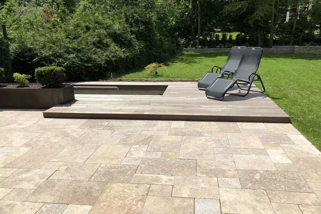 493940