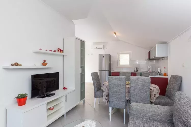 Apartments Memunić - One Bedroom Apartment with Balcony and Sea View (CRVENI)