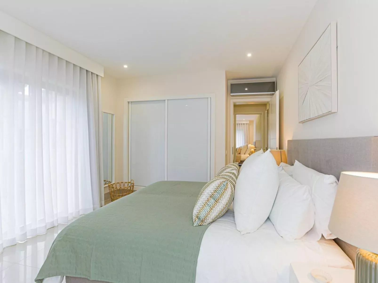 Pine Hills Reva Santuary Modern Elegance-Binnen