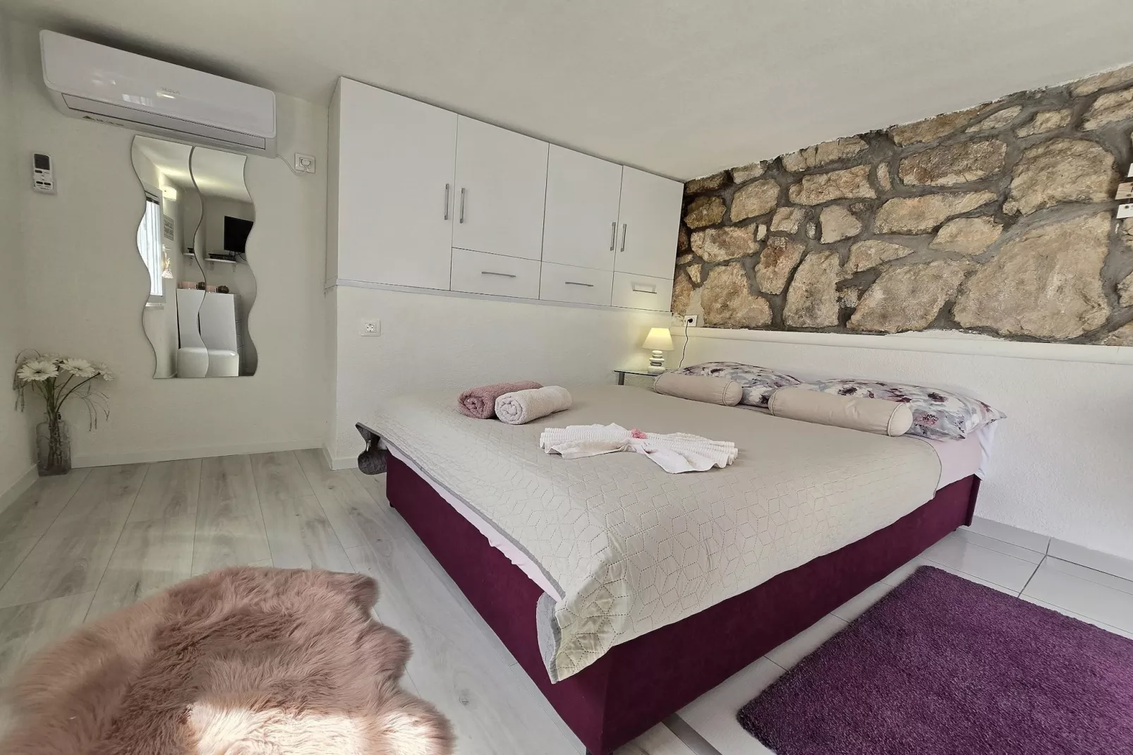 Indy's Beach Apartments- Studio Apartment with Patio and Sea View