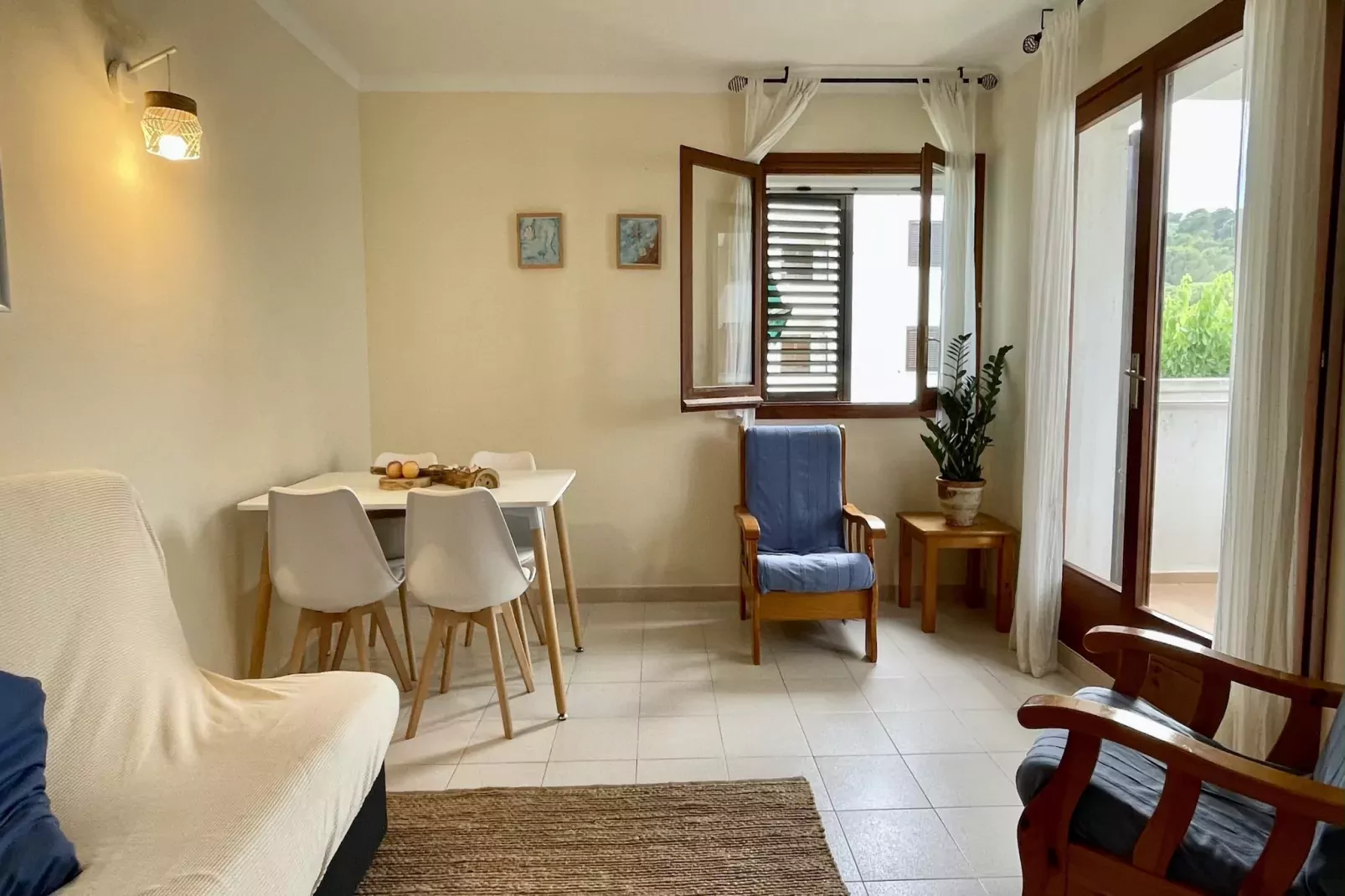 CALA MONTGO 25-Eetkamer