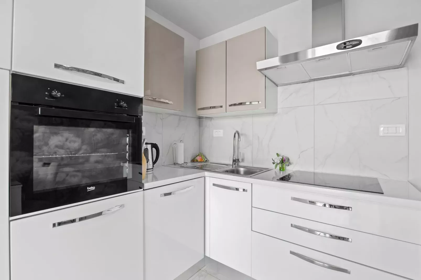 Lady M Gold - Balcony and Sea View-Keuken