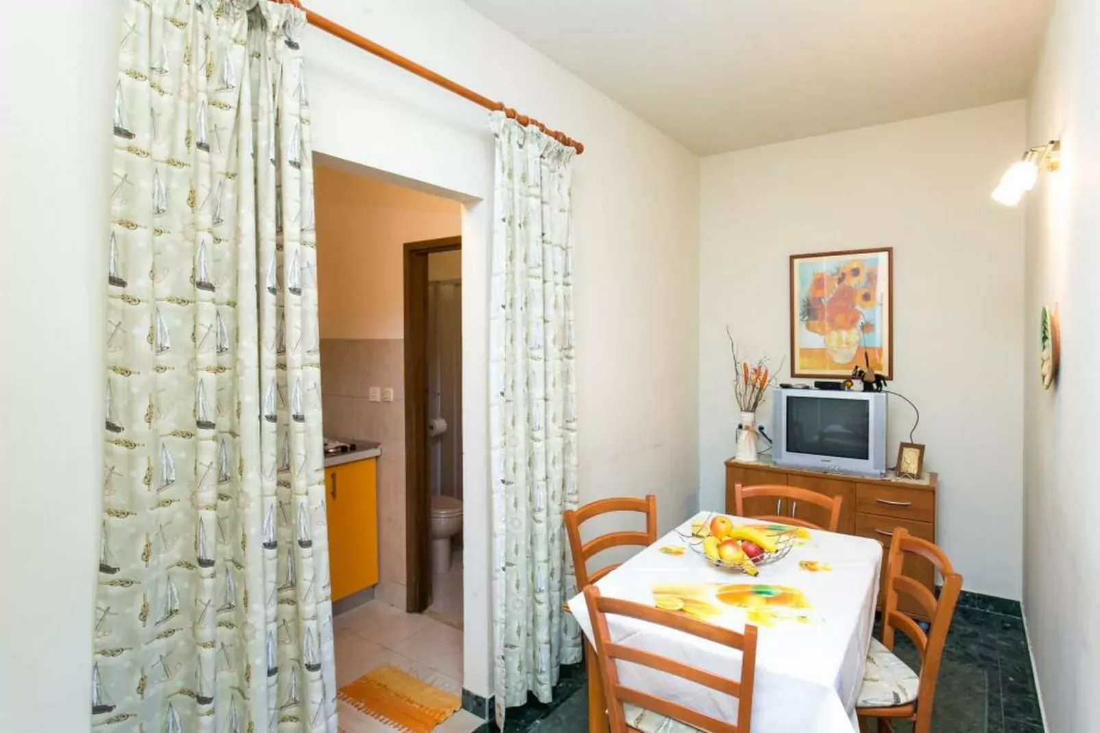 Apartments Elelu - Two-Bedroom Apartment with Terrace