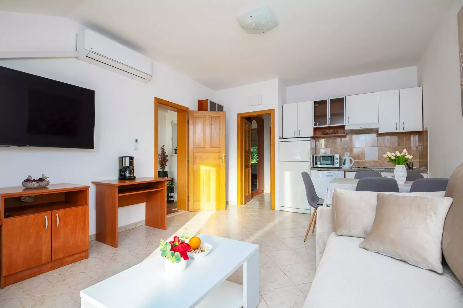 Apartments Azzurro- One Bedroom Apartment with Terrace and Hot Tub ( Azzurro II-gornji)-Woonkamer